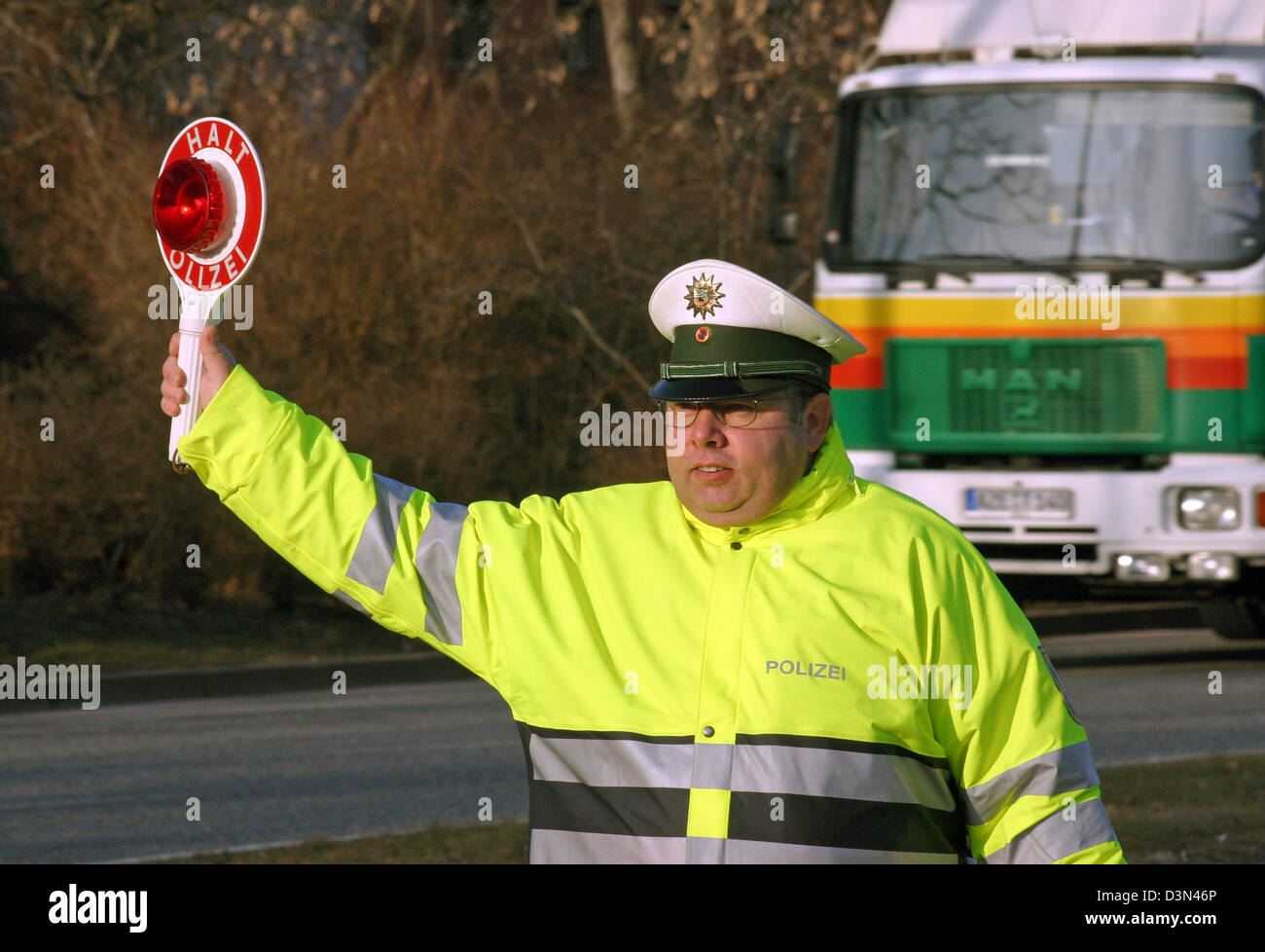 Magdeburg, Deutschland, hält eine Beteiligung Kelle Verkehrspolizist Stockfoto