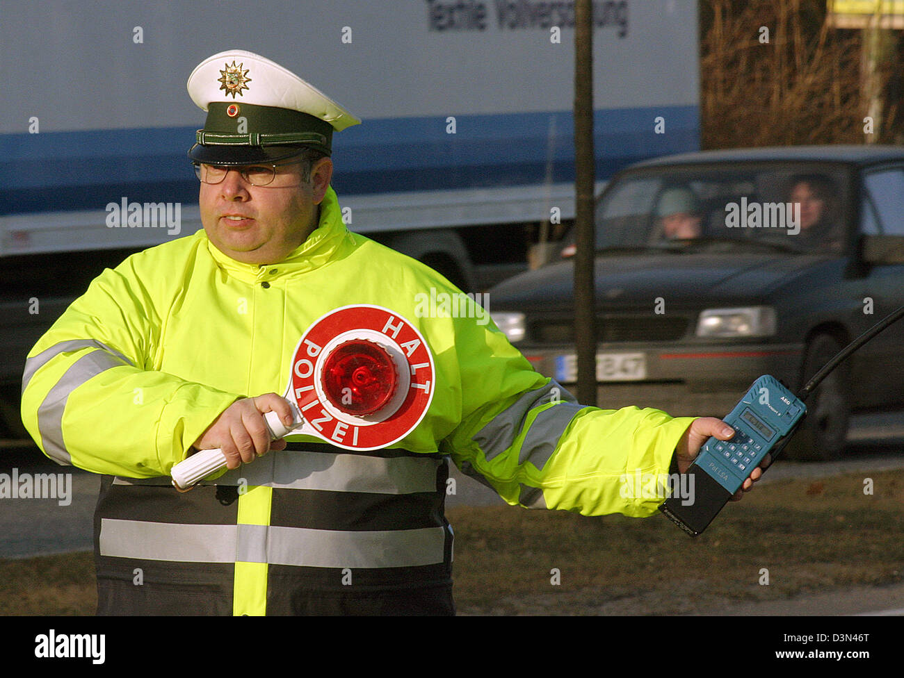 Magdeburg, Deutschland, Verkehrspolizist winken eine Holding-Kelle Stockfoto