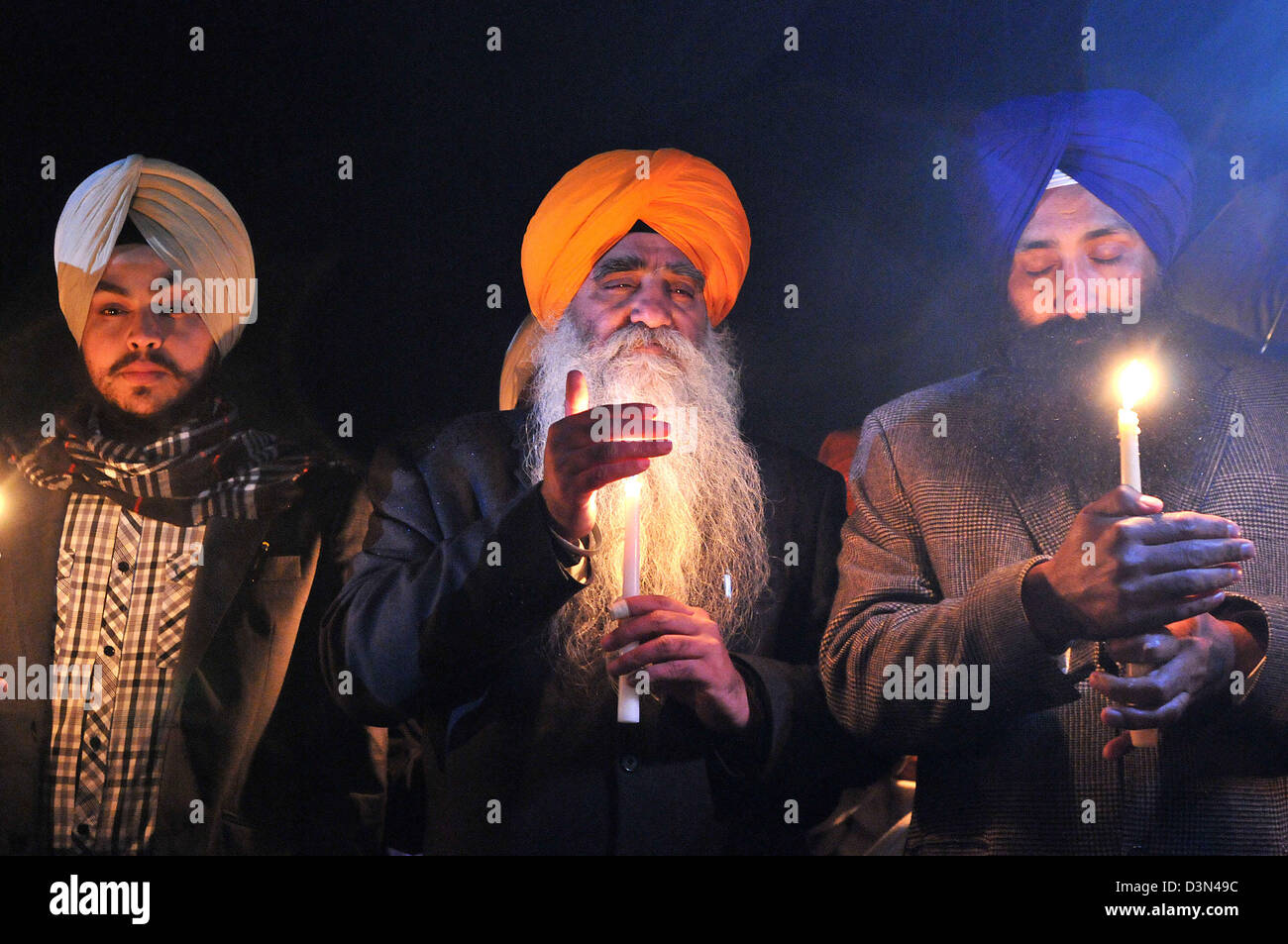 Eine Gruppe von Sikh trauernden halten Kerzen für die Opfer der Sandy Hook Amoklauf in Newtown High School als Obama sprach. Stockfoto