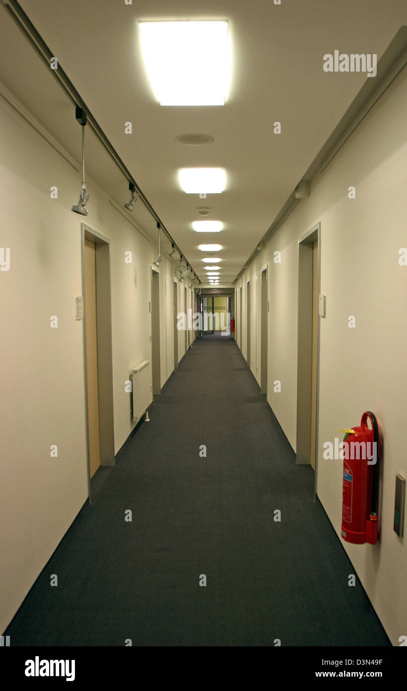 Magdeburg, Deutschland, langen Flur mit Teppich in einem Bürogebäude  Stockfotografie - Alamy