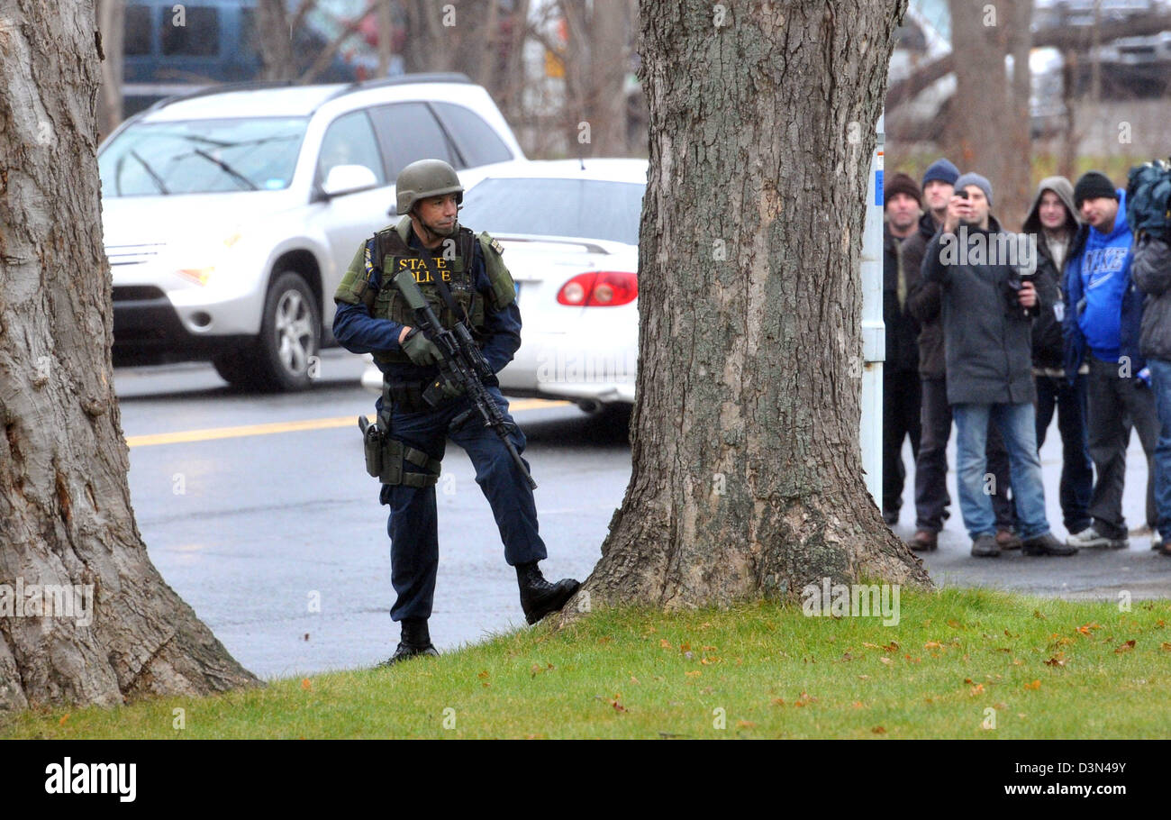 Polizei reagieren auf eine Bombendrohung nach Sandy Hook Kinderschule in Newtown, CT USA Massaker Stockfoto
