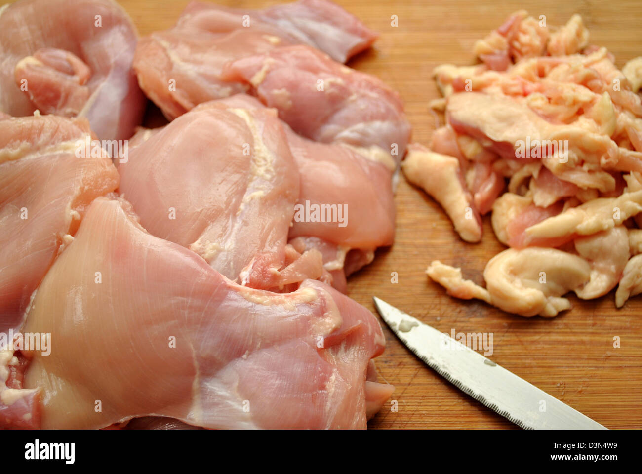 Knochenloses Huhn mit dem Fett getrimmt auf der Seite Stockfoto