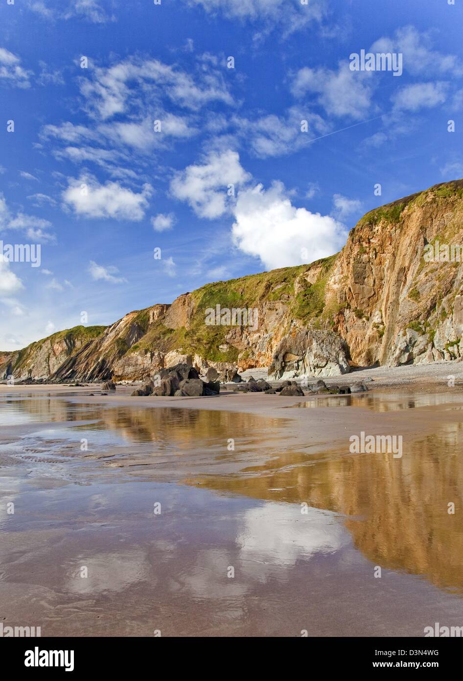 Urlaubsort an der Küste Strand am Marloes Sands Pembrokeshire Coast National Park im Spätsommer Stockfoto