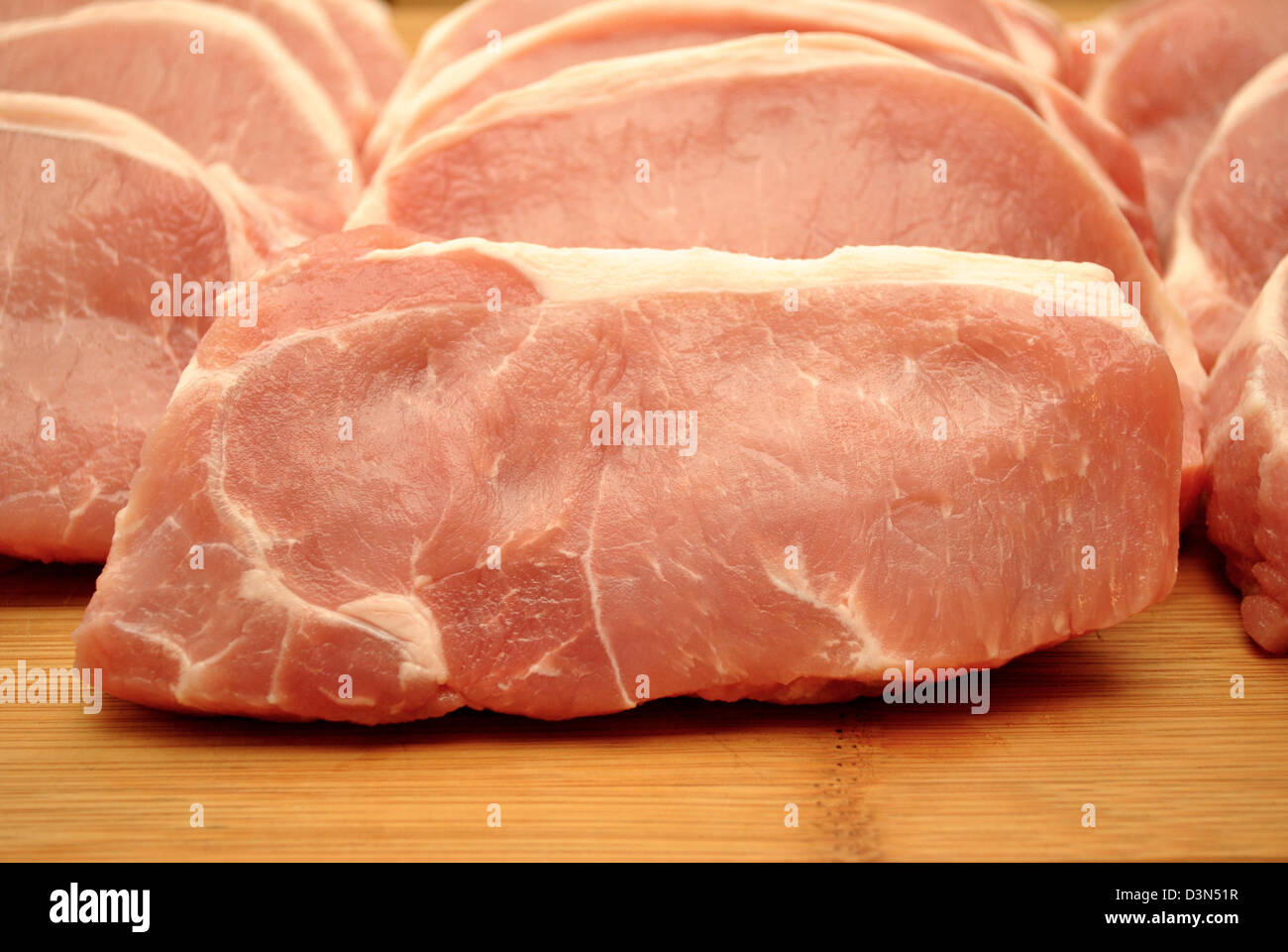 Ohne Knochen Schweinekoteletts auf ein Schneidebrett Stockfoto