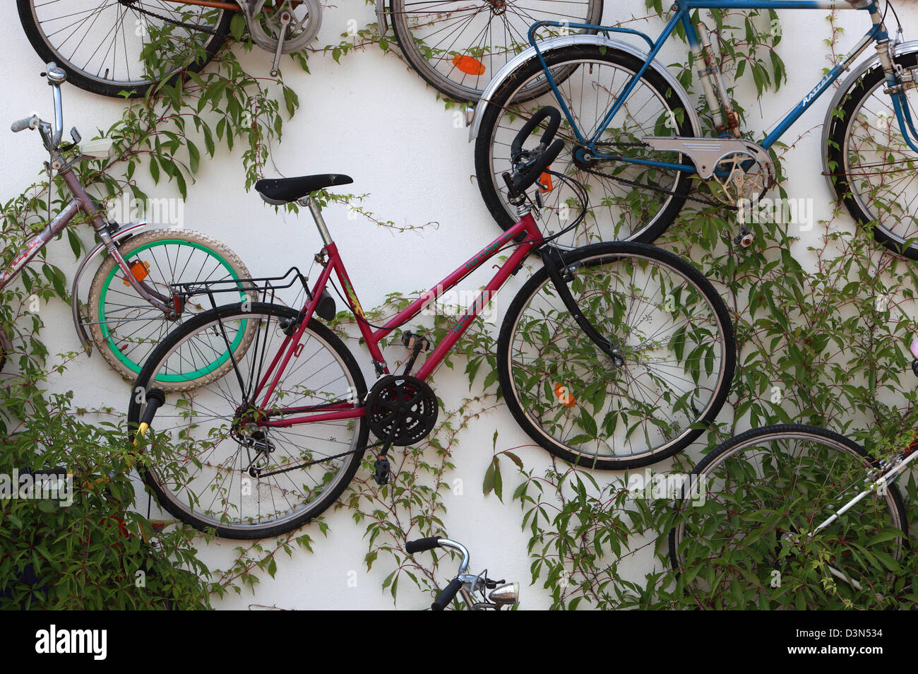 Altlandsberg, Deutschland, Fahrräder von einem Abflussrohr hängen Stockfoto
