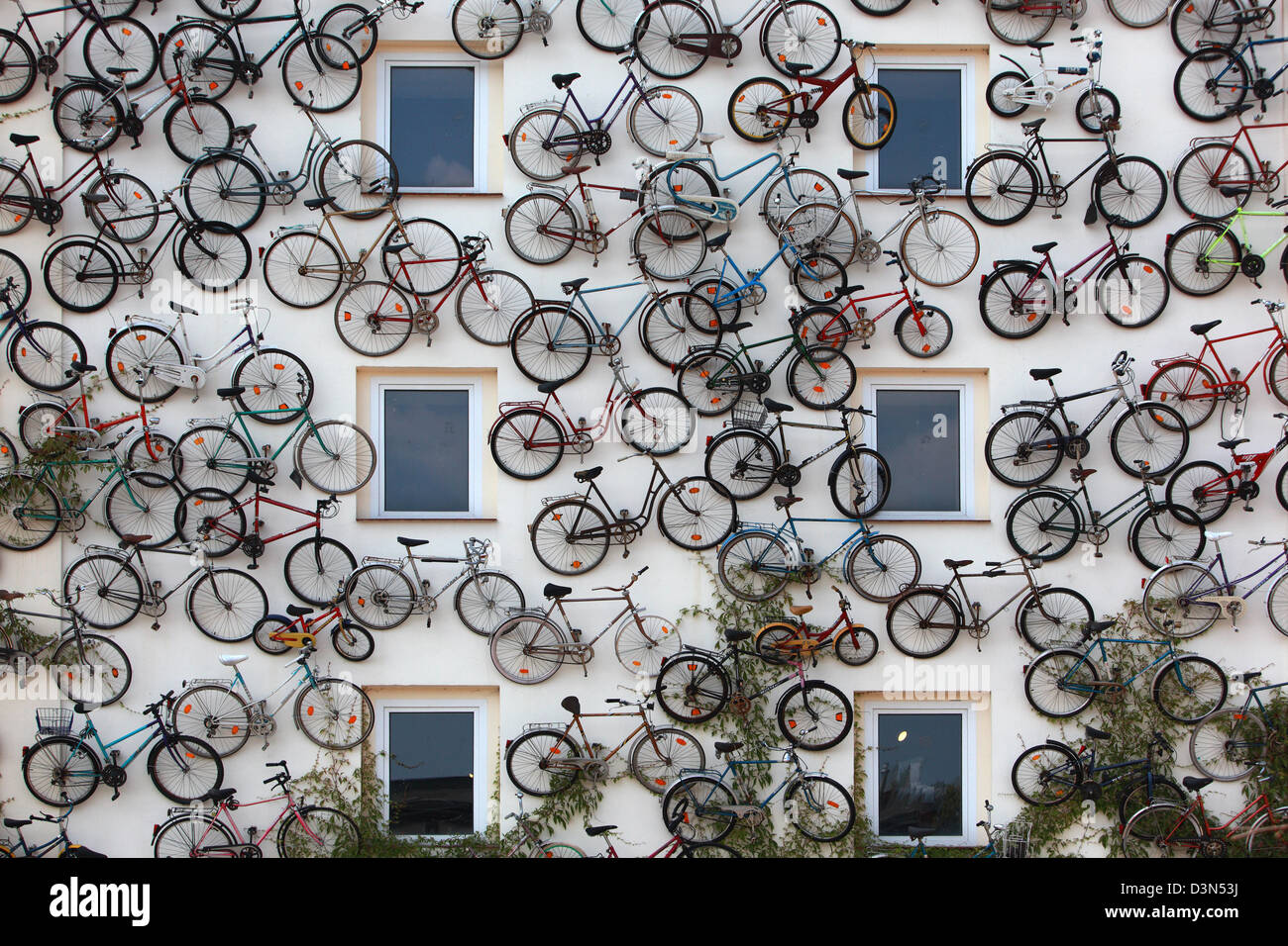 Altlandsberg, Deutschland, Fahrräder von einem Abflussrohr hängen Stockfoto