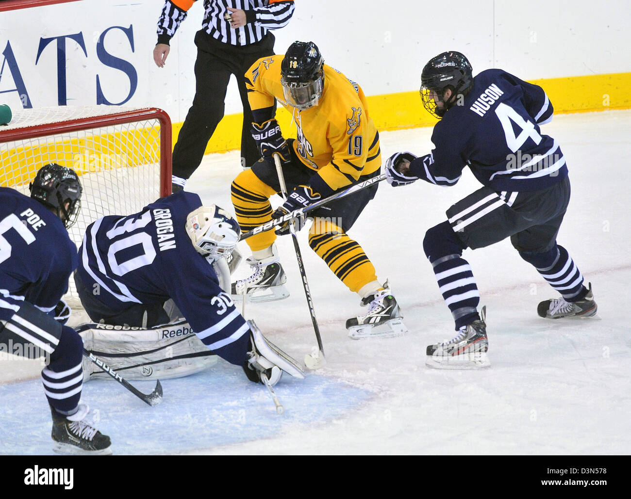 Quinnipiac University Vs UCONN Eishockey Spiel Action. 22.02.2013. Quinnipiac schaffte es auf den nationalen Meisterschaften im Jahr 2013 Stockfoto