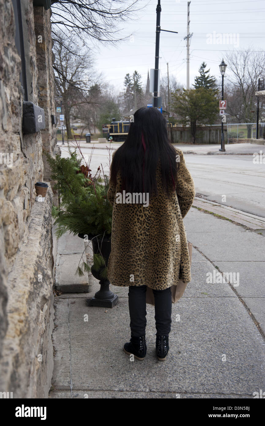 Rückseite der Frau mit langen braunen Haaren Leopard print Mantel Stockfoto