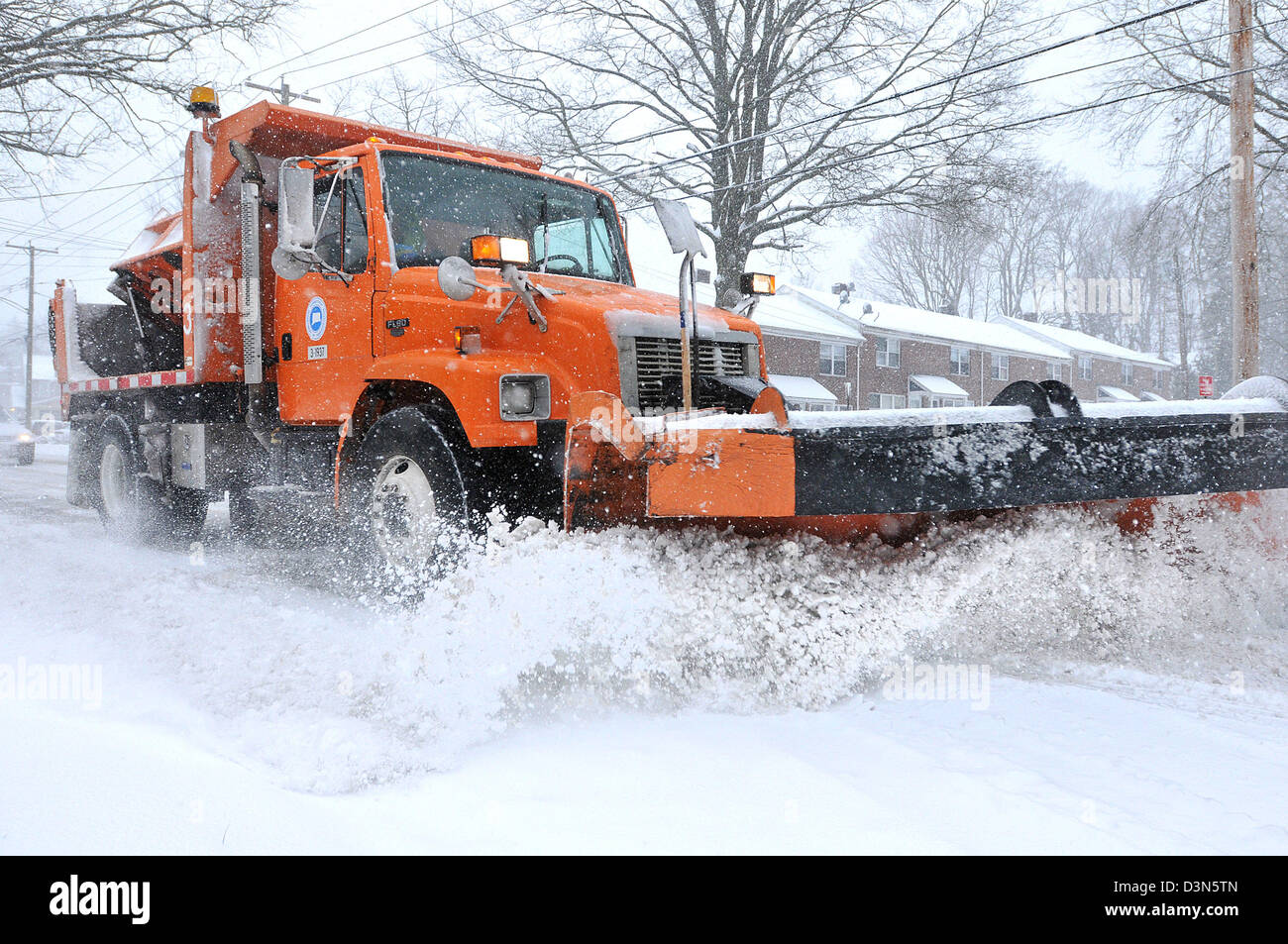 New Haven--A CT DOT LKW versucht Schritt zu halten mit den Blizzard Brunnen Straße entlang.  während der Aufzeichnung Schneesturm in CT 08.02.13 Stockfoto
