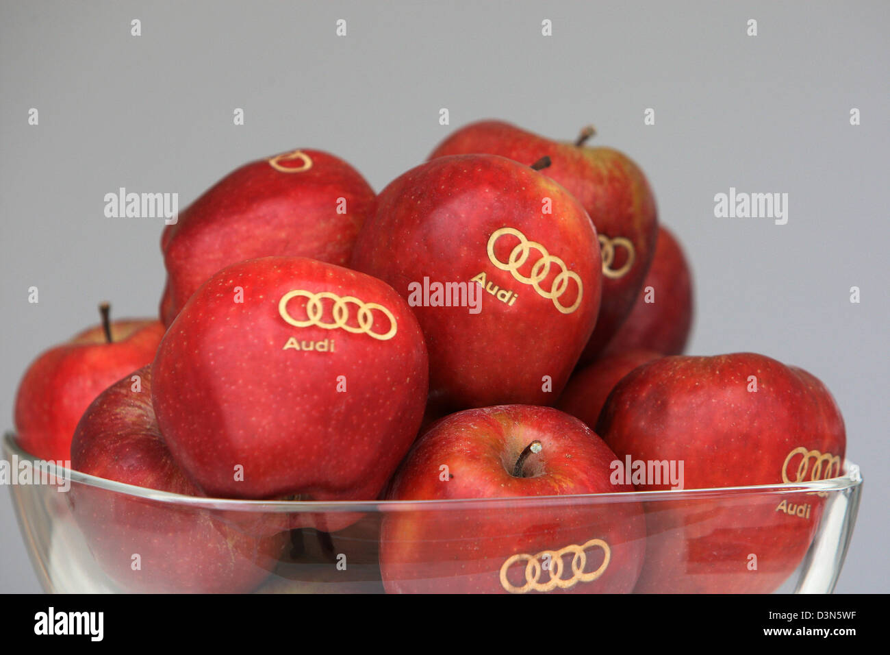 Hamburg, Deutschland, die Auto-Hersteller Audi Logo auf rote Äpfel Stockfoto