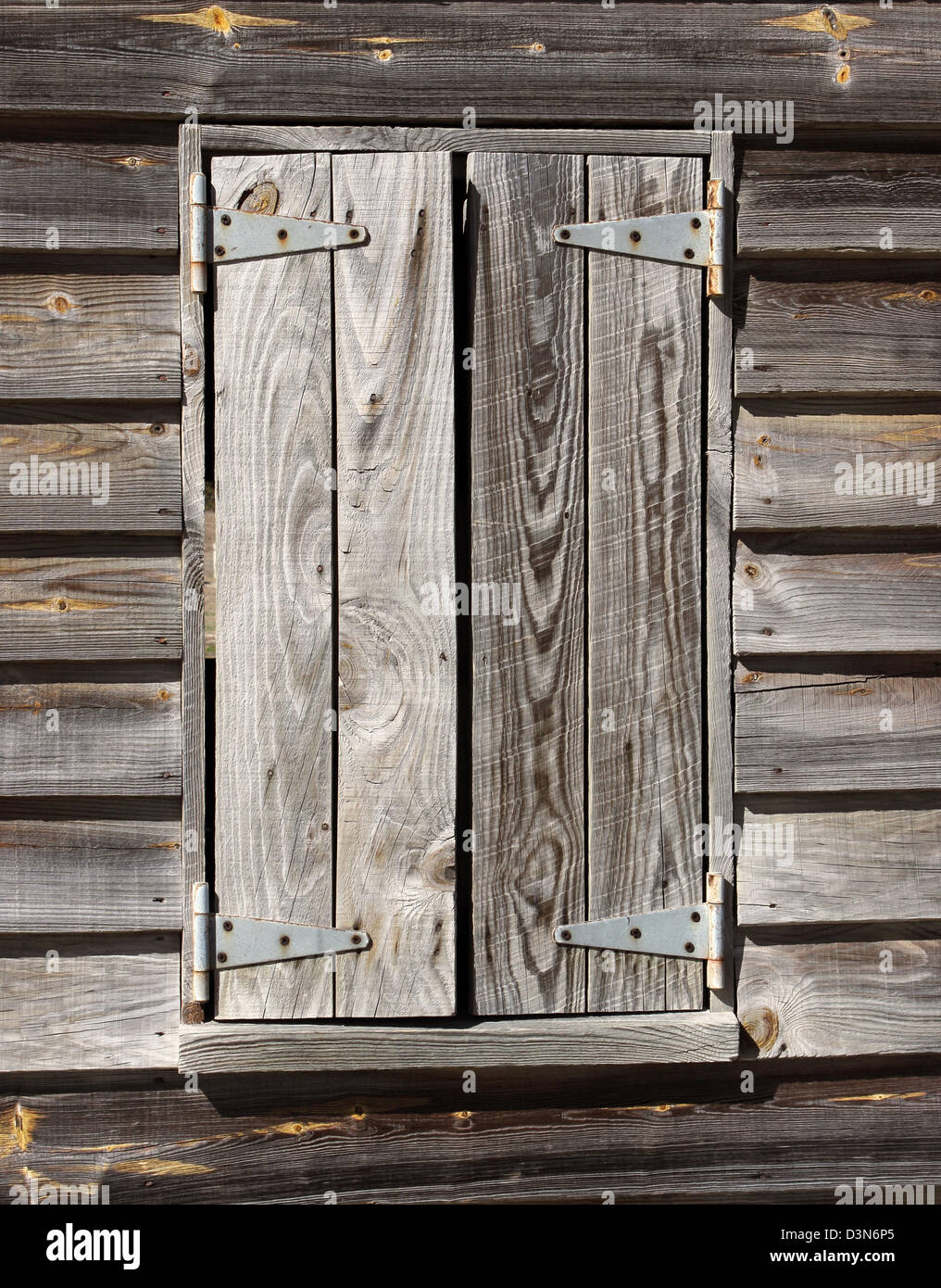 Eine alte und Wetter geschlagen Hurrikan-Blende schützt das Innere der Hütte Unterschlupf Stockfoto