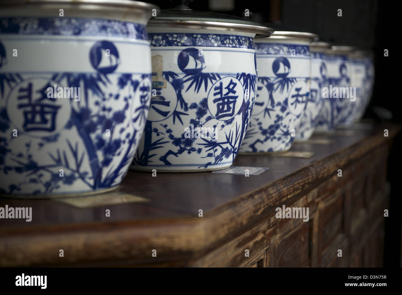 Blaue und weiße Porzellan Gläser mit Yangzhou Gurken in einem Geschäft in Yangzhou, Jiangsu Provinz, China.  5. Februar 2013 Stockfoto