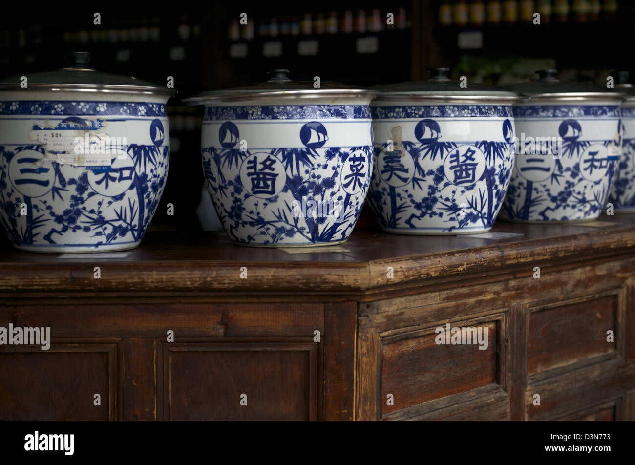 Blaue und weiße Porzellan Gläser mit Yangzhou Gurken in einem Geschäft in Yangzhou, Jiangsu Provinz, China.  5. Februar 2013 Stockfoto