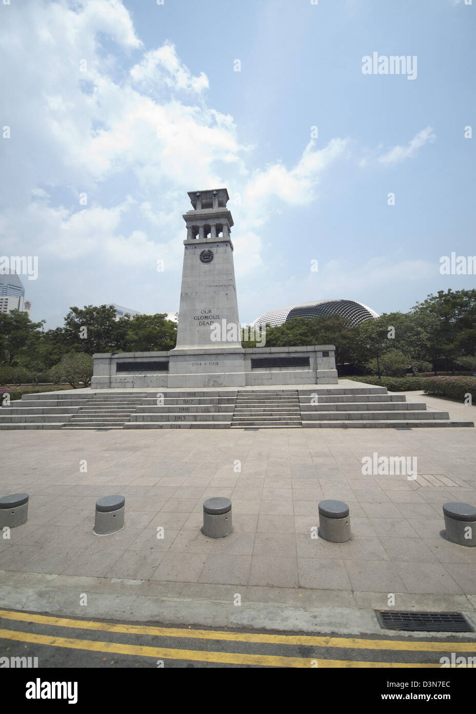 Das Ehrenmal vor dem Esplanade-Zentrum in Singapur ist das erste militärische Denkmal für Soldaten des 1. und 2. Weltkrieg Stockfoto