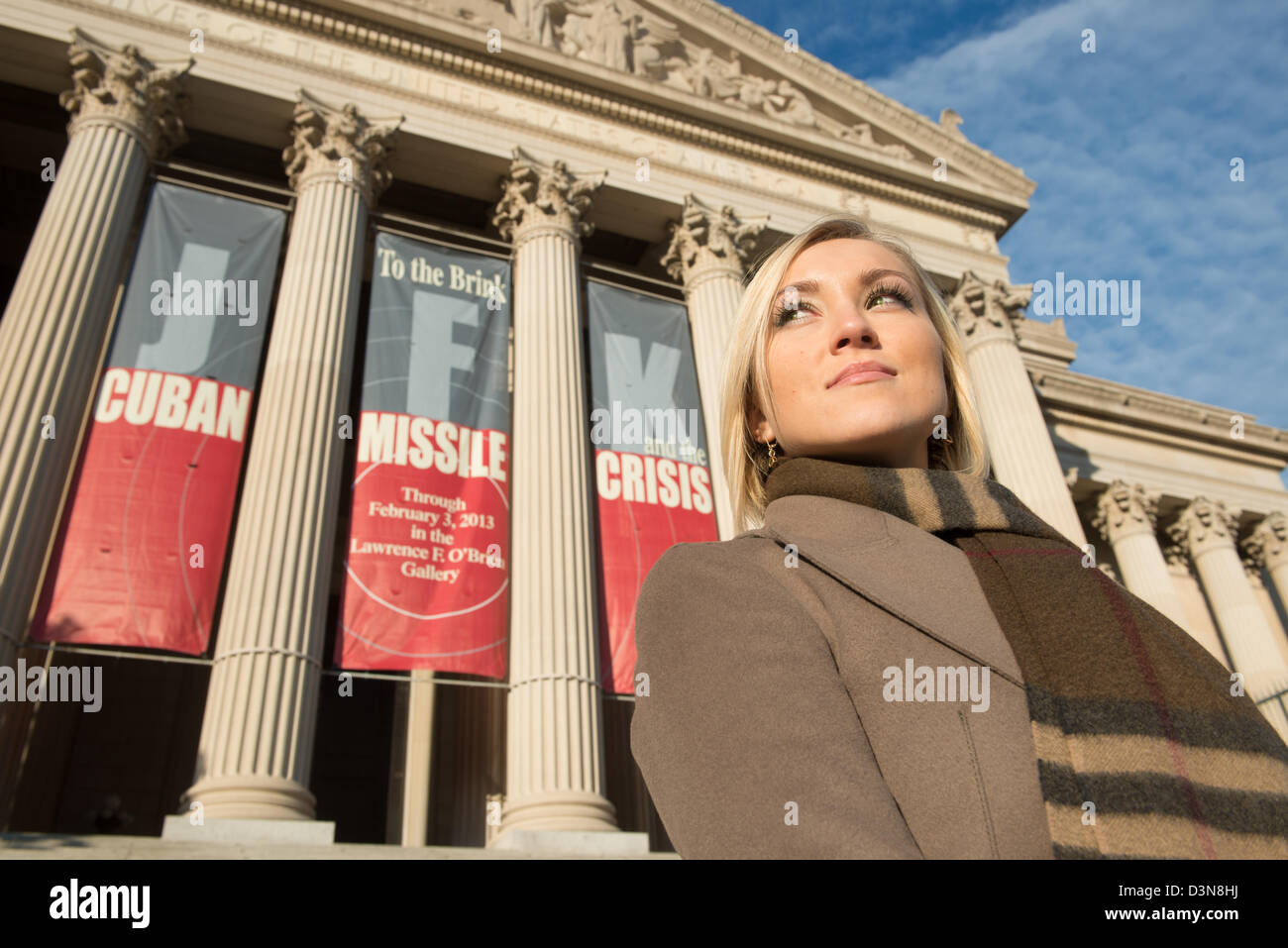Russische Frau vor nationalen Archiven kubanische Flugkrise Ausstellung, Washington DC Stockfoto
