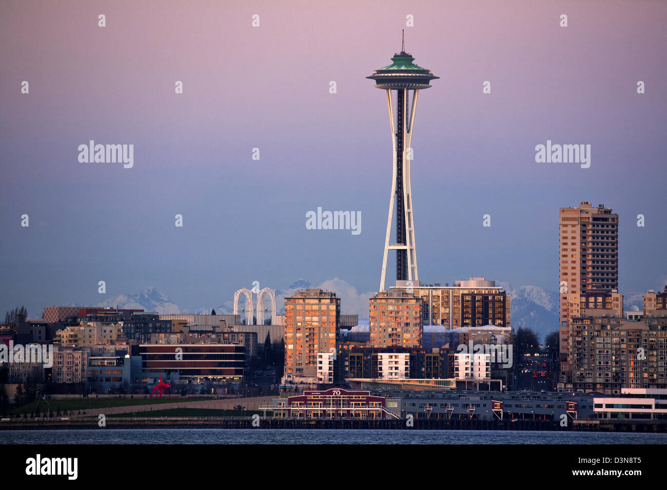 Space Needle, Arches of the Pacific Science Center und der Olympic Sculpture Park entlang der Elliot Bay an der Seattle Waterfront. 2012 Stockfoto