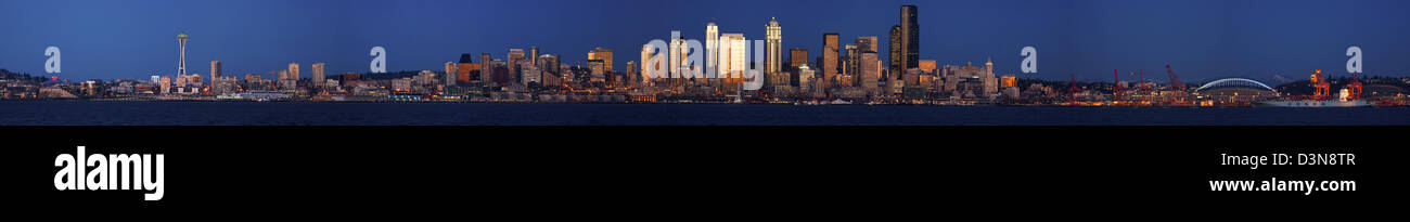 Die Stadt Seattle vom Hafen von Seattle bis zur Key Arena und der Space Needle im Seattle Center an der Elliot Bay. 2012 Stockfoto