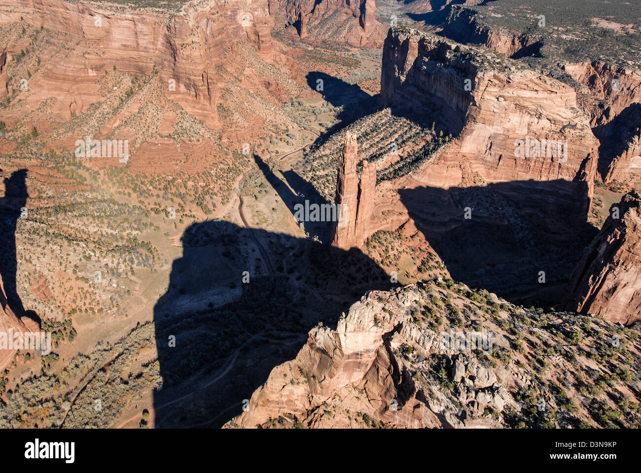 Spider Rock im Canyon de Chelly National Monument (Hubschrauber) in der Nähe von Chinle, Arizona (Navajo Nation), USA. Stockfoto