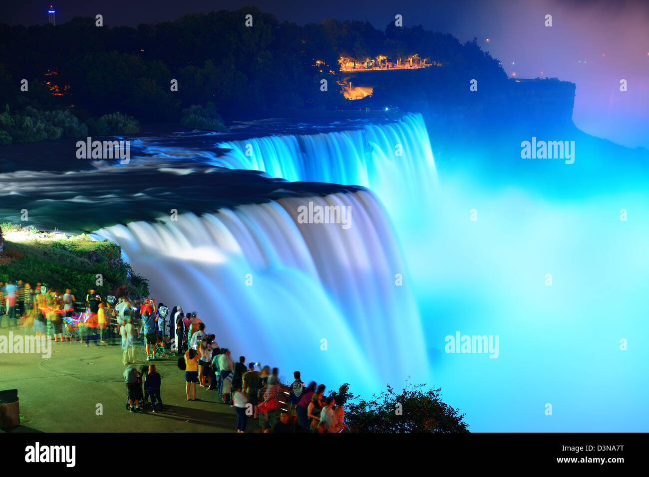 Niagara-Fälle beleuchtet durch bunte Lichter in der Nacht. Stockfoto