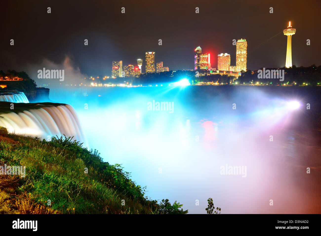 Niagara-Fälle beleuchtet durch bunte Lichter in der Nacht. Stockfoto