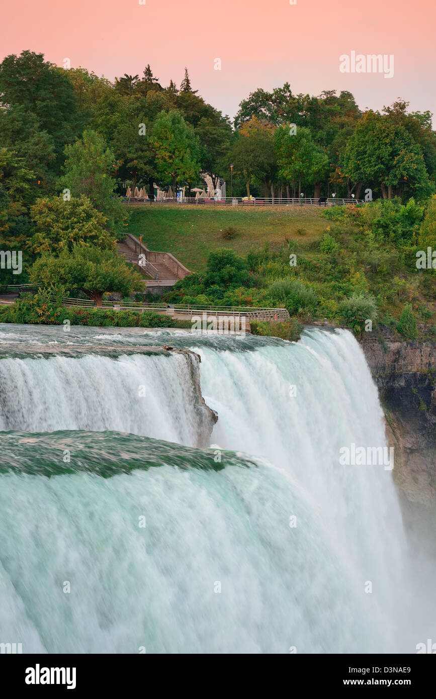 Niagarafälle-Sonnenaufgang in der Morgen-Nahaufnahme Stockfoto