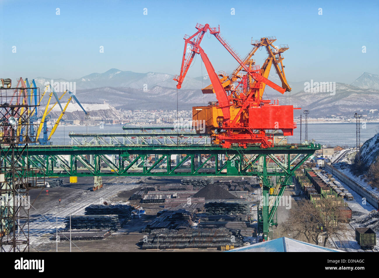 Sehen Sie sich auf Handel mit Seehafen mit Kränen, Ladungen und Wagen Stockfoto