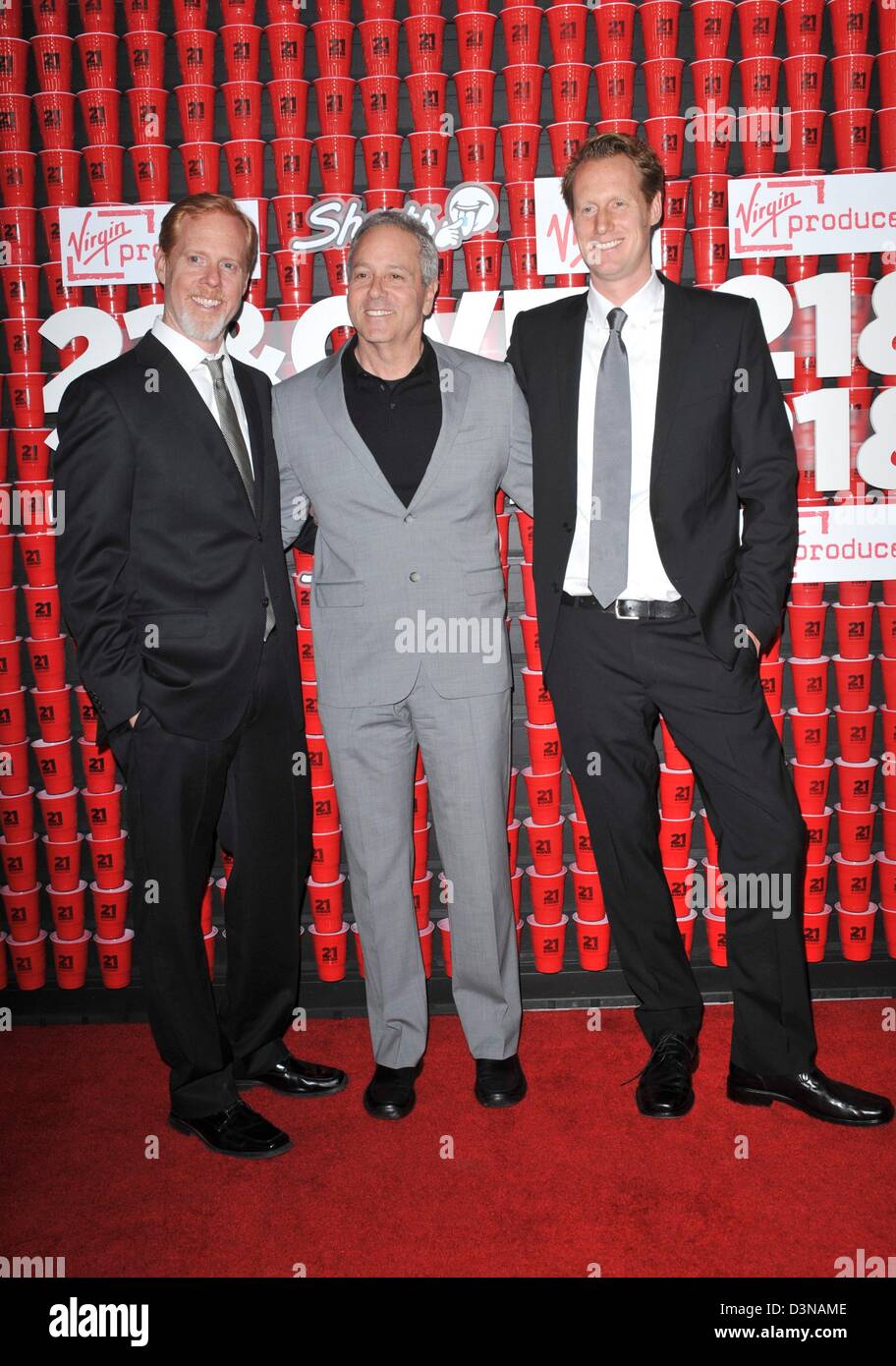 Jon Lucas, Scott Moore, David Hoberman im Ankunftsbereich für 21 und über Premiere, Regency Village Westwood Theatre, Los Angeles, CA 21. Februar 2013. Foto von: Elizabeth Goodenough/Everett Collection Stockfoto