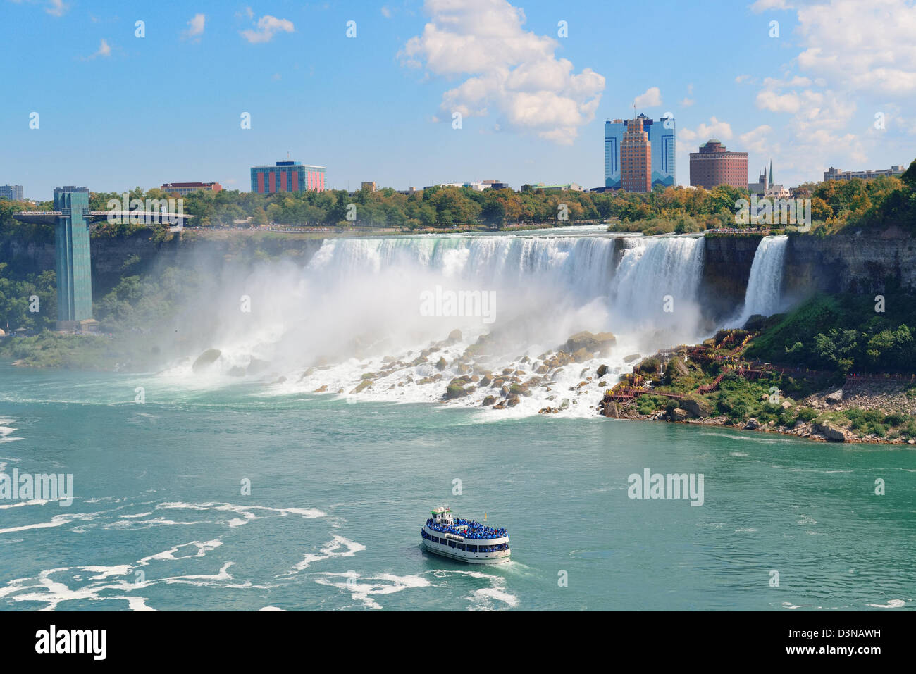 Niagarafälle Closeup am Tag über Fluss mit Felsen und Boot Stockfoto