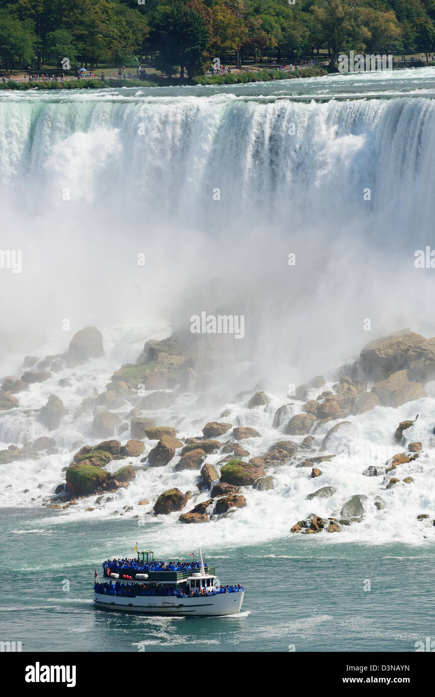 Niagarafälle Closeup am Tag über Fluss mit Felsen und Boot Stockfoto