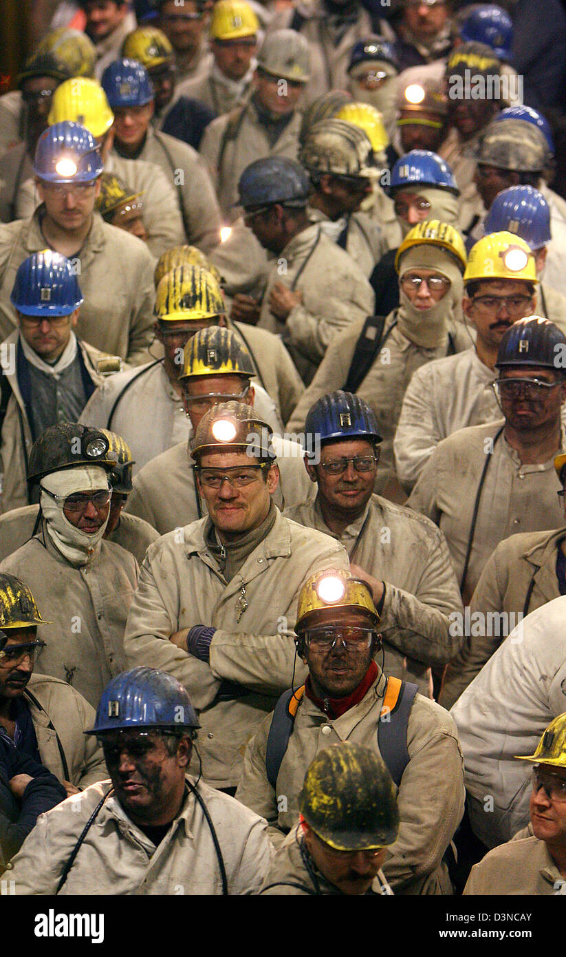 Bergleute warten wieder oberirdisch nach ihrer Schicht im Steinkohle Bergwerk Prosper-Haniel bei Bottrop, Deutschland, 6. März 2006 aufgehoben werden. Ca. 35.000 Bergleute Graben ca. 25 Millionen Tonnen der schwarzen Kohle jährlich in Deutschland. Eine Tonne Kohle Kosten ca. 140 Euro in Deutschland Whil China und den USA werden die größten Produzenten der Welt bieten ihre Kohle für weniger als die Hälfte des Preises. Foto: Fe Stockfoto