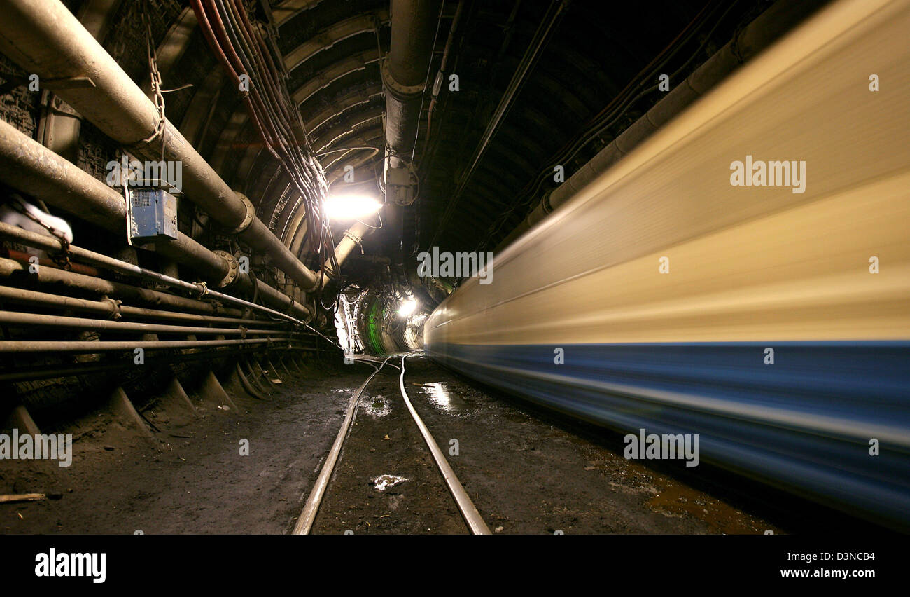 Ein Zug bringt die Bergleute zum Abbaugebiet in 1.000 Metern Tiefe in der Steinkohle Bergwerk Prosper-Haniel bei Bottrop, Deutschland, 6. März 2006. Ca. 35.000 Bergleute Graben ca. 25 Millionen Tonnen der schwarzen Kohle jährlich in Deutschland. Eine Tonne Kohle Kosten ca. 140 Euro in Deutschland Whil China und den USA werden die größten Produzenten der Welt bieten ihre Kohle für weniger als die Hälfte des Preises. PH Stockfoto