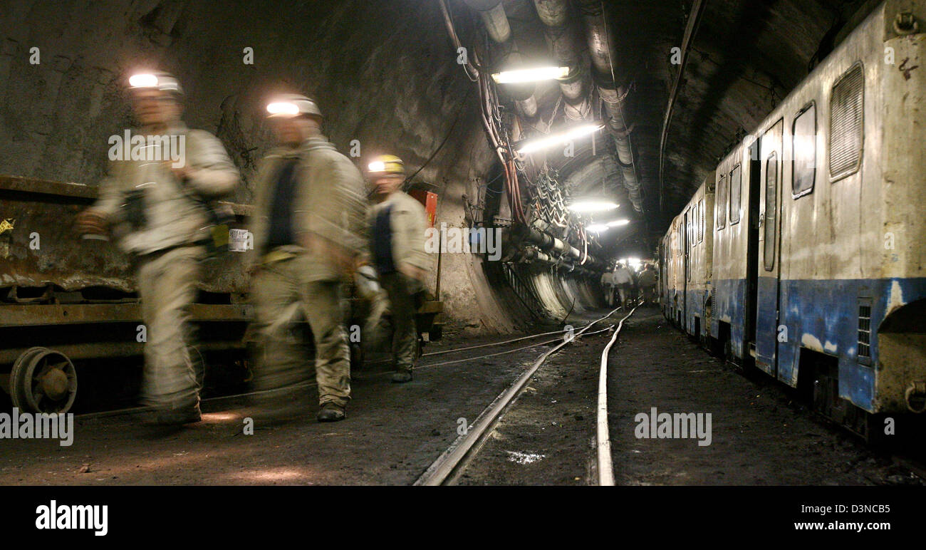 Bergleute von der Steinkohle Grube Prosper-Haniel verlassen den Aufzug am Ende ihrer Schicht in der Nähe von Bottrop, Deutschland, 6. März 2006. Ca. 35.000 Bergleute Graben ca. 25 Millionen Tonnen der schwarzen Kohle jährlich in Deutschland. Eine Tonne Kohle Kosten ca. 140 Euro in Deutschland Whil China und den USA werden die größten Produzenten der Welt bieten ihre Kohle für weniger als die Hälfte des Preises. Foto: Felix Heyder Stockfoto