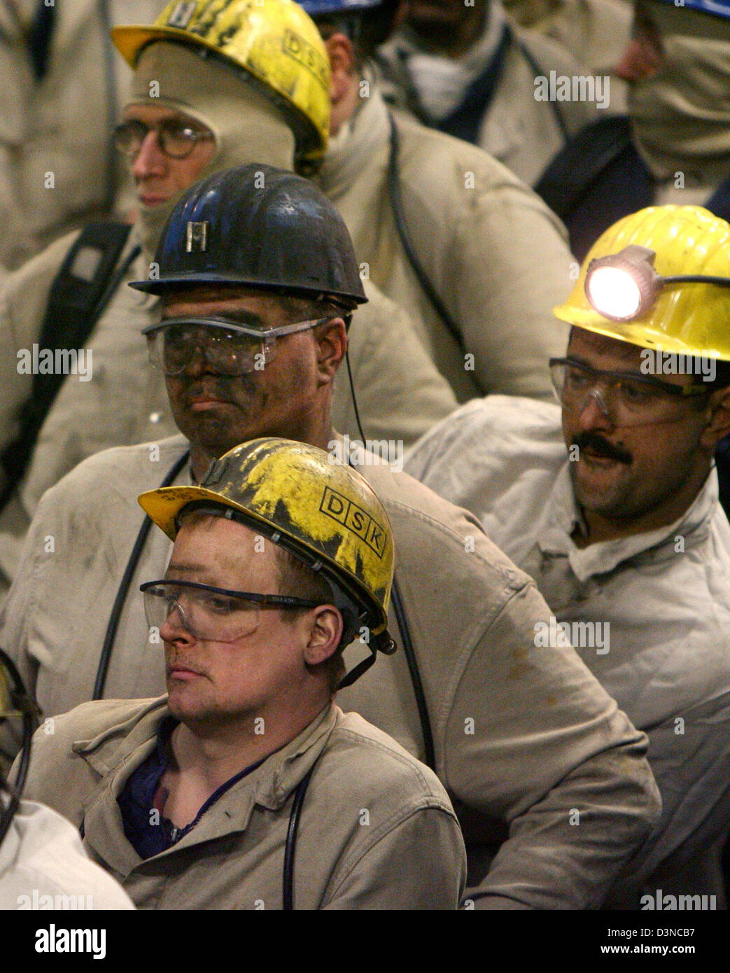 Bergleute warten wieder oberirdisch nach ihrer Schicht im Steinkohle Bergwerk Prosper-Haniel bei Bottrop, Deutschland, 6. März 2006 aufgehoben werden. Ca. 35.000 Bergleute Graben ca. 25 Millionen Tonnen der schwarzen Kohle jährlich in Deutschland. Eine Tonne Kohle Kosten ca. 140 Euro in Deutschland Whil China und den USA werden die größten Produzenten der Welt bieten ihre Kohle für weniger als die Hälfte des Preises. Foto: Fe Stockfoto