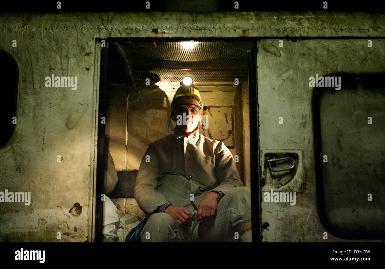 Ein Bergmann wartet auf 1.000 Meter unterirdische Bahn im Steinkohle Bergwerk Prosper-Haniel bei Bottrop, Deutschland, 6. März 2006 gebracht werden. Ca. 35.000 Bergleute Graben ca. 25 Millionen Tonnen der schwarzen Kohle jährlich in Deutschland. Eine Tonne Kohle Kosten ca. 140 Euro in Deutschland Whil China und den USA werden die größten Produzenten der Welt bieten ihre Kohle für weniger als die Hälfte des Preises. Foto Stockfoto