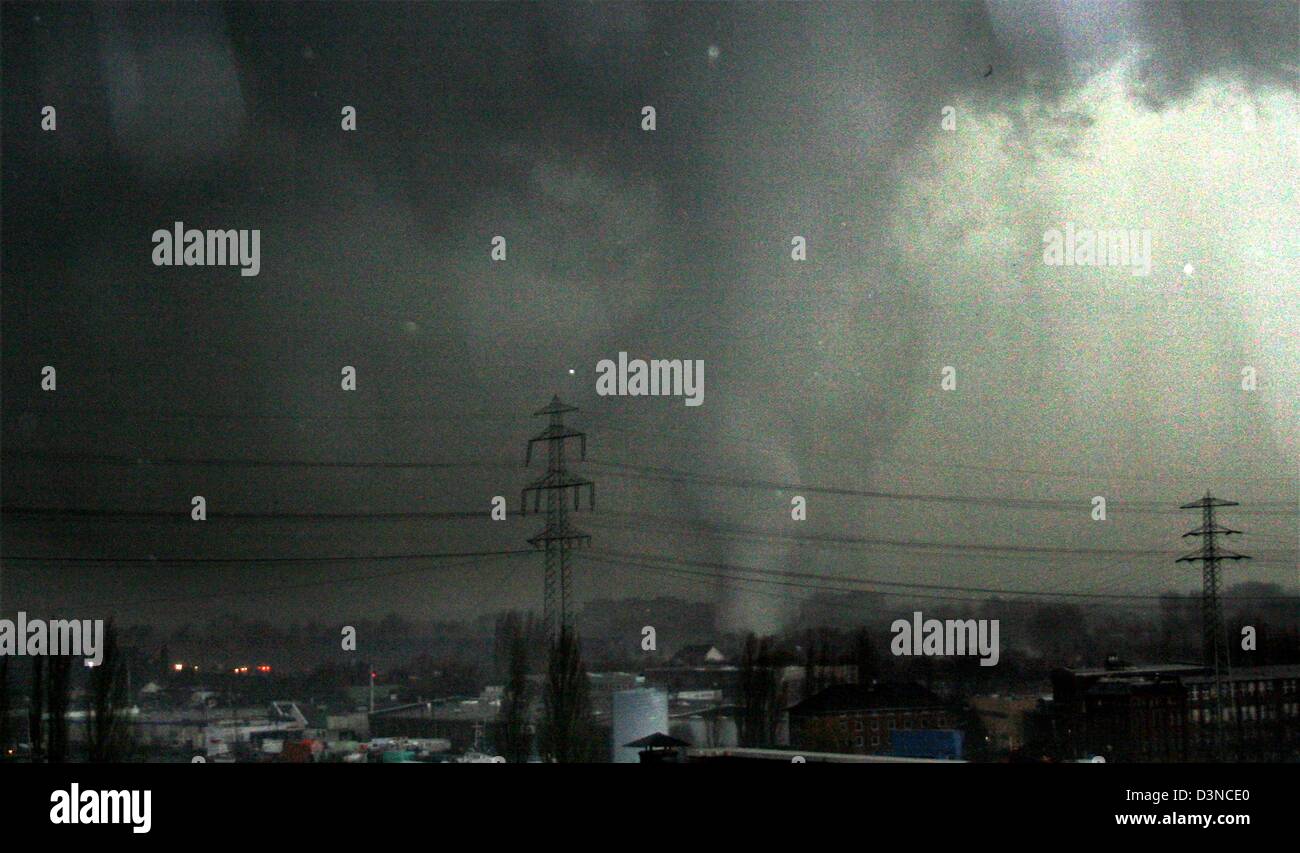 Ein Bild vom Montag, 27. März 2006, zeigt einen Tornado Dreschen durch den Landkreis Harburg in Hamburg, Deutschland. Zwei Menschen starben durch einstürzenden Baukräne und mehrere Hundert tausende von Anwohnern wurden durch einen Stromausfall erfolgt, nachdem der Tornado im Süden von Hamburg getroffen. Stockfoto