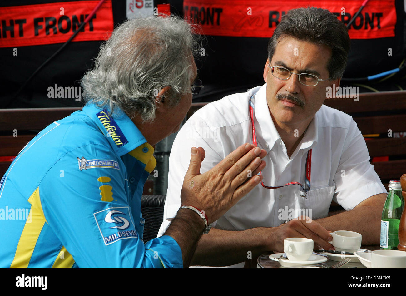 Italienische Flavio Briatore (L), Teamchef des Renault F1 Teams, und Deutsch Mario Theissen (R), Motorport-Direktor für BMW, chat auf der Koppel während der Trainingseinheit auf dem Albert Park Street Circuit in Melbourne, Australien, Freitag, 31. März 2006. Die Australian Formula One Grand Prix findet hier am Sonntag, 02 April. Foto: Rainer Jensen Stockfoto