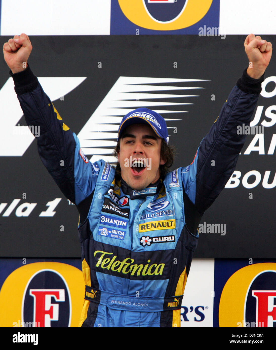 Spanische Formel1-Fahrer Fernando Alonso von Renault F1 Team feiert nach dem Gewinn der Australian Formula One Grand Prix auf dem Stadtkurs Albert Park in Melbourne, Australien, Sonntag, 2. April 2006 auf dem Podium. Schumacher schied aus dem Rennen. Foto: Rainer Jensen Stockfoto