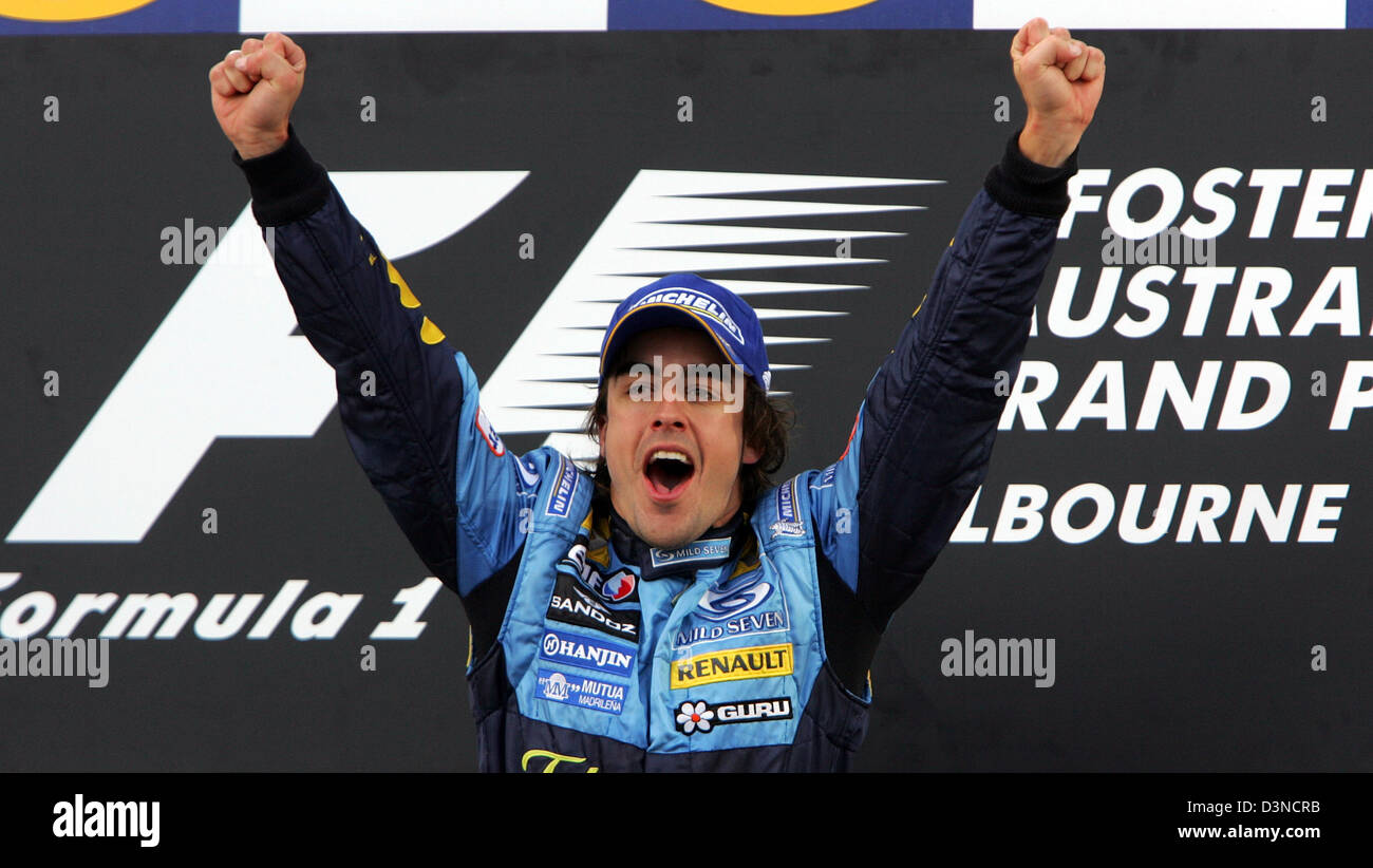 Spanische Formel1-Fahrer Fernando Alonso von Renault F1 Team feiert nach dem Gewinn der Australian Formula One Grand Prix auf dem Stadtkurs Albert Park in Melbourne, Australien, Sonntag, 2. April 2006 auf dem Podium. Schumacher schied aus dem Rennen. Foto: Rainer Jensen Stockfoto