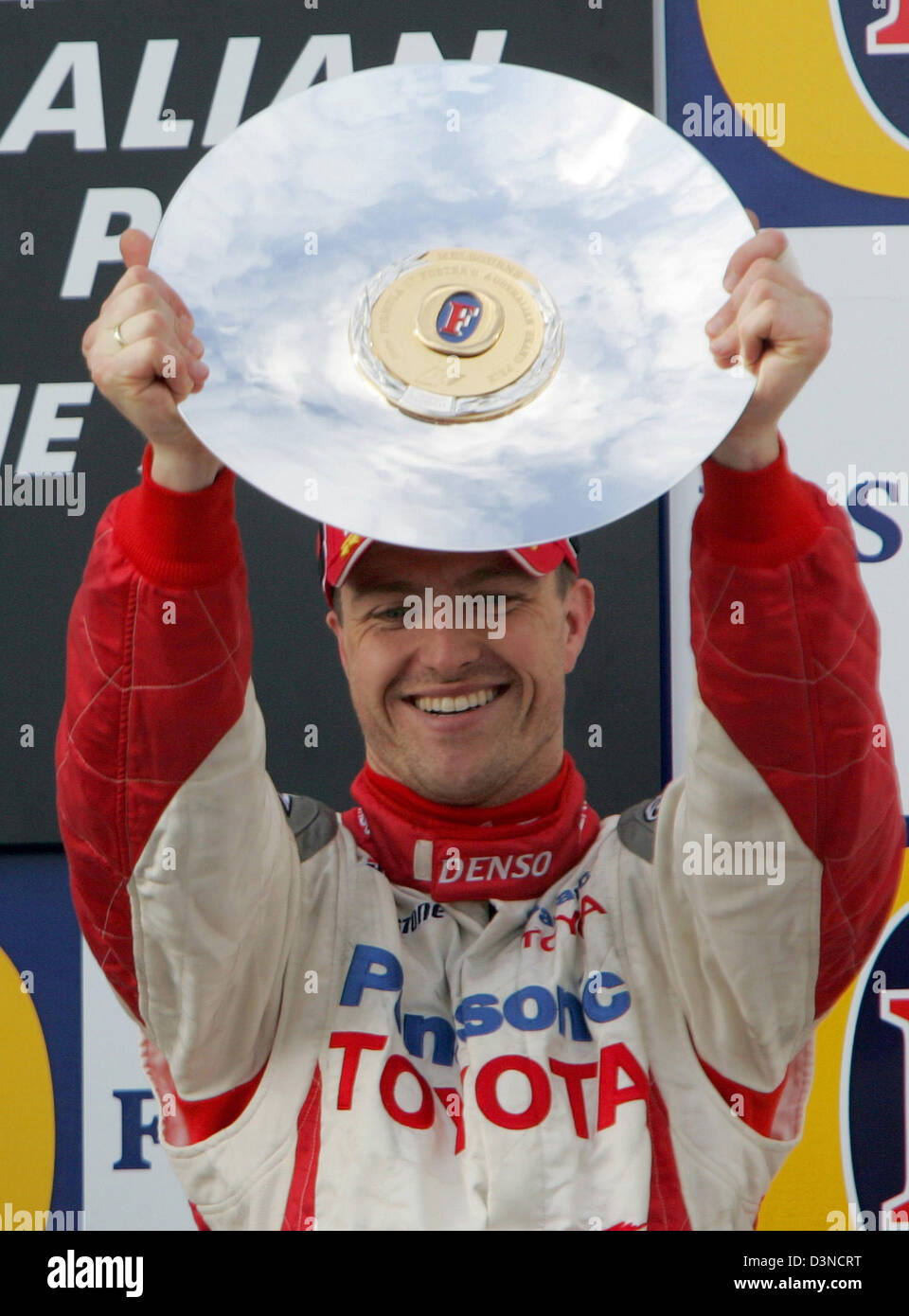 Deutsche Formel1-Fahrer Ralf Schumacher von Toyota F1 Racing Team feiert seinen dritten Platz auf dem Podium nach der australischen Formel Eins Grand Prix auf dem Stadtkurs Albert Park in Melbourne, Australien, Sonntag, 2. April 2006. Foto: Rainer Jensen Stockfoto