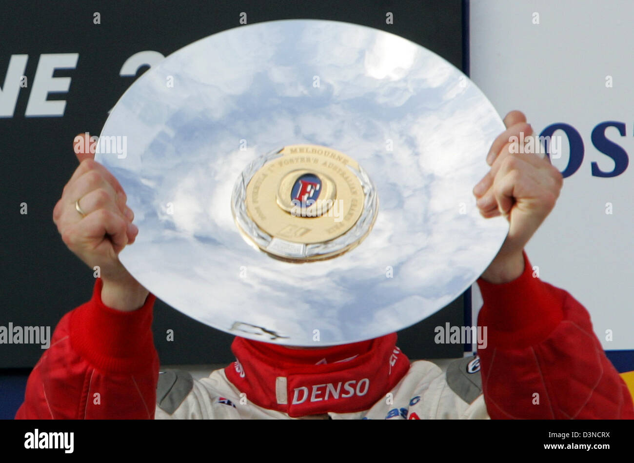 Deutsche Formel1-Fahrer Ralf Schumacher von Toyota F1 Racing Team feiert seinen dritten Platz auf dem Podium nach der australischen Formel Eins Grand Prix auf dem Stadtkurs Albert Park in Melbourne, Australien, Sonntag, 2. April 2006. Foto: Rainer Jensen Stockfoto