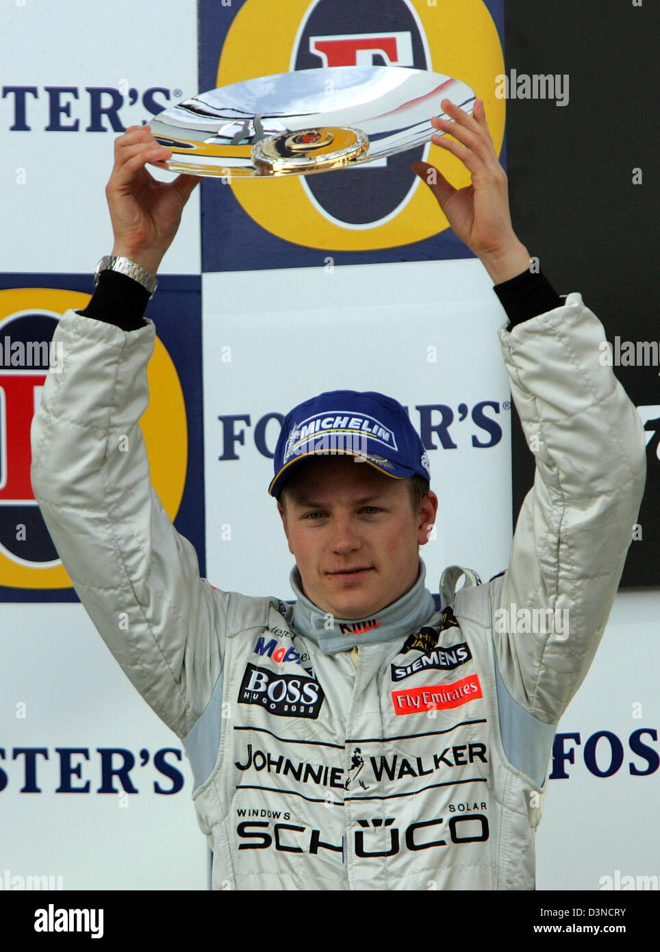 Finnischer Formel1-Fahrer Kimi Räikkönen von McLaren Mercedes F1 Racing Team feiert auf dem Podium mit der Trophäe in seinen Händen nach den Australian Formula One Grand Prix auf dem Stadtkurs Albert Park in Melbourne, Australien, Sonntag, 2. April 2006. Foto: Rainer Jensen Stockfoto