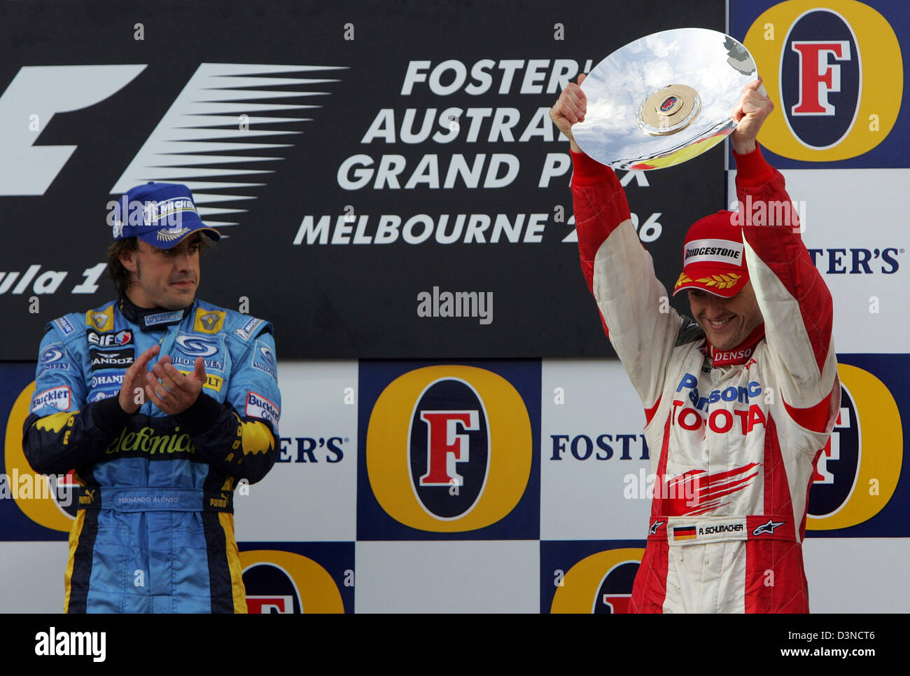 Deutsche Formel1 Fahrer Ralf Schumacher (R) von Toyota F1 racing Team und Spanisch Fernando Alonso (L) für Renault F1 racing Team feiern auf dem Podium nach der australischen Formel Eins Grand Prix auf dem Stadtkurs Albert Park in Melbourne, Australien, Sonntag, 2. April 2006. Foto: Rainer Jensen Stockfoto