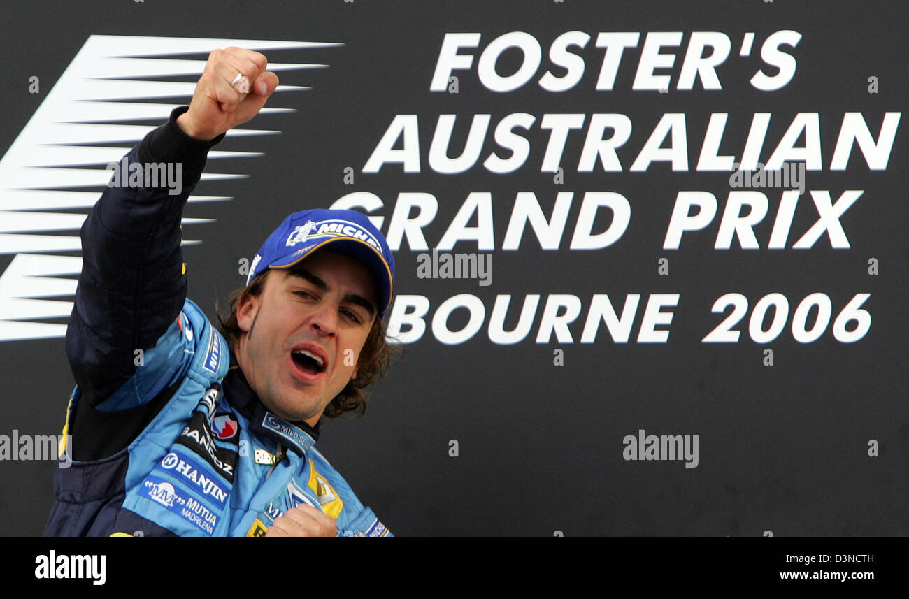 Spanische Formel1-Fahrer Fernando Alonso von Renault F1 Team feiert nach dem Gewinn der Australian Formula One Grand Prix auf dem Stadtkurs Albert Park in Melbourne, Australien, Sonntag, 2. April 2006 auf dem Podium. Schumacher schied aus dem Rennen. Foto: Rainer Jensen Stockfoto