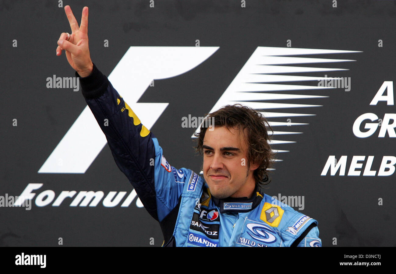 Spanische Formel1-Fahrer Fernando Alonso von Renault F1 Team feiert nach dem Gewinn der Australian Formula One Grand Prix auf dem Stadtkurs Albert Park in Melbourne, Australien, Sonntag, 2. April 2006 auf dem Podium. Schumacher schied aus dem Rennen. Foto: Rainer Jensen Stockfoto