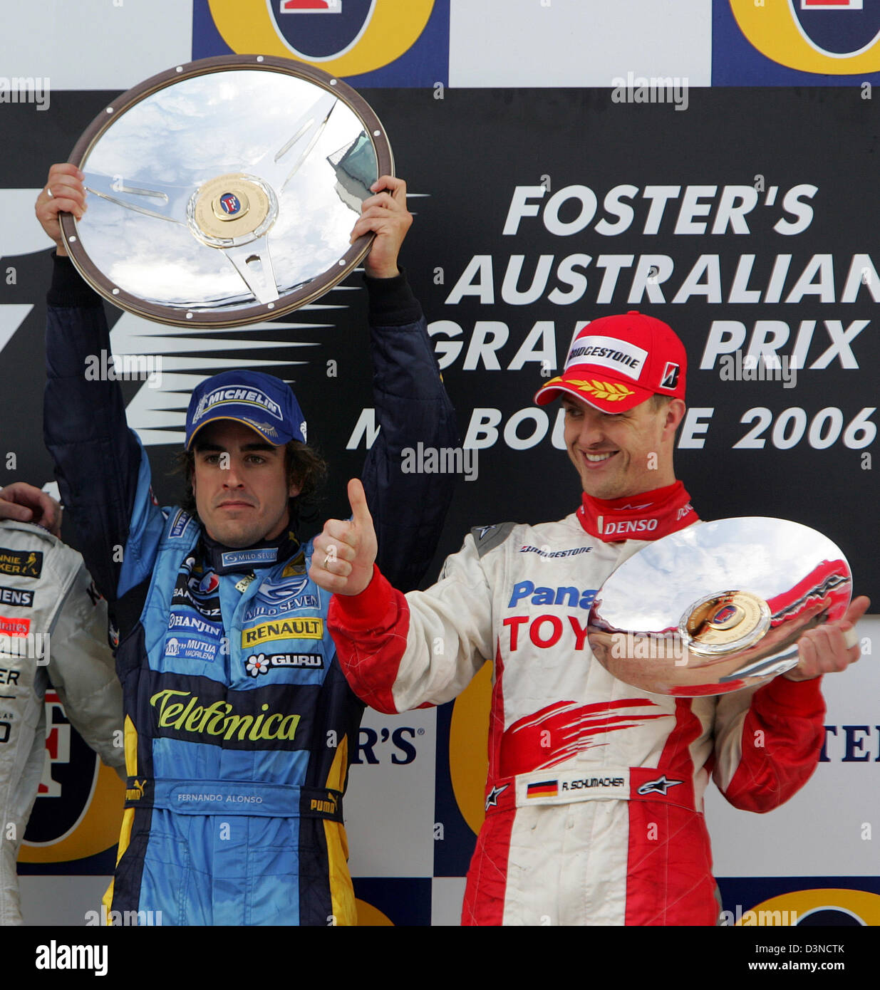 Spanische Formel1-Fahrer Fernando Alonso (L) von Renault F1 racing Team und deutschen Ralf Schumacher (R) von Toyota Racing-Team auf dem Podium mit ihren Trophäen in der Hand nach der australischen Formel Eins Grand Prix auf dem Stadtkurs Albert Park in Melbourne, Australien, Sonntag, 2. April 2006 zu feiern. Foto: Rainer Jensen Stockfoto