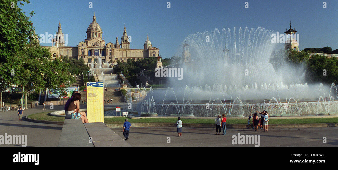 Das Bild zeigt Passanten vor Font Màgica, die magischen Brunnen von Carles Buigas und das National Museum in Barcelona, Spanien, 16. Juni 2005 entworfen.  In der Nacht, die der Brunnen von 4730 Lichtern während seines Wassers beleuchtet ist bewegen Jets zu klassischer Musik. Foto: Thorsten Lang Stockfoto