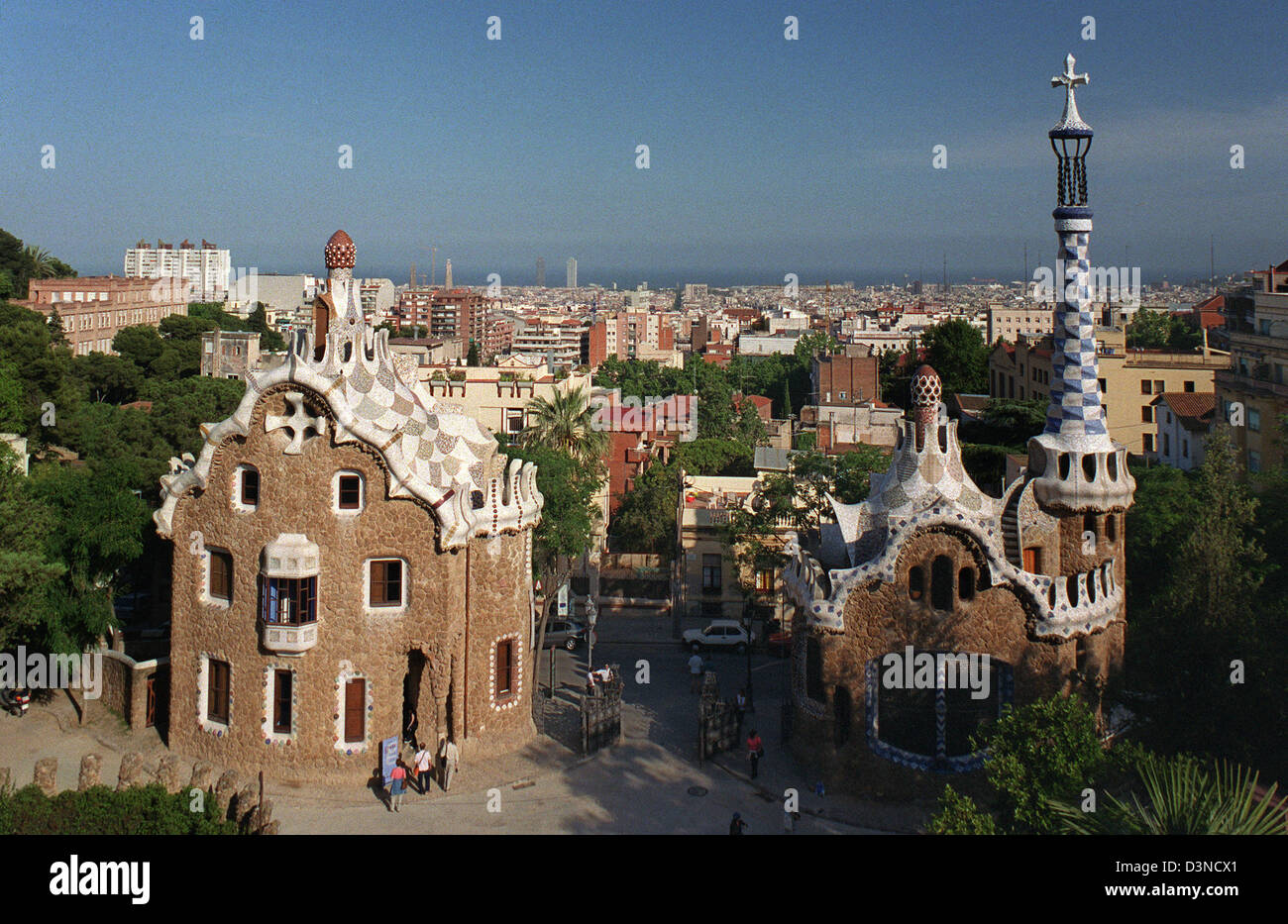 Das Bild zeigt den Haupteingang des Parc Güell mit dem Verwaltungsgebäude (L) und das Torhaus (R) am Carrer Olot, Barcelona, Spanien, 18. Juni 2002. Earl Eusebi Güell ich Bacigalupi zugelassenen Architekten Gaudi, eine englischen Stil Unterkunft einschließlich ein Parc und Gemeinschaftseinrichtungen zu konstruieren. Aus der 60 geplanten Parzellen, die nur zwei zwingen Güell und Gaudi t verkauft wurden, Stockfoto