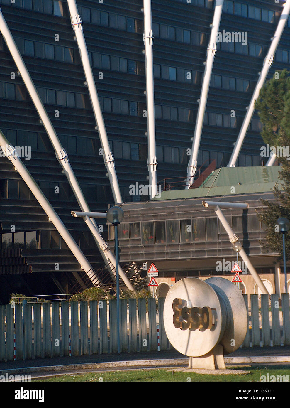 Die Esso-Logo im Bild vor der Esso-Gebäude in Rom, März 2006. Foto: Lars Halbauer Stockfoto