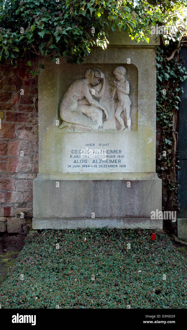 Das Bild zeigt dem Grab des deutschen Psychiater und Neuropathologist Alois Alzheimer und seine Frau Cecile auf dem Zentralfriedhof in Frankfurt am Main, 20. März 2006. Alzheimer, 14. Juni 1864 in Marktbreit, Deutschland geboren und starb 19. Dezember 1915 in Breslau, Polen, beschrieb als erster die Demenz, die später nach ihm benannte. Foto: Helmut Heuse Stockfoto