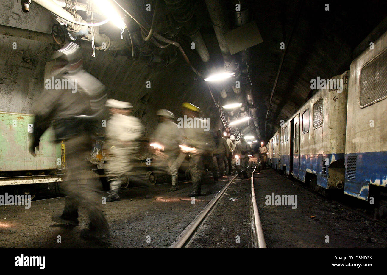 Bergleute von der Steinkohle Grube Prosper-Haniel verlassen den Aufzug am Ende ihrer Schicht in der Nähe von Bottrop, Deutschland, 6. März 2006. Ca. 35.000 Bergleute Graben ca. 25 Millionen Tonnen der schwarzen Kohle jährlich in Deutschland. Eine Tonne Kohle Kosten ca. 140 Euro in Deutschland Whil China und den USA werden die größten Produzenten der Welt bieten ihre Kohle für weniger als die Hälfte des Preises. Foto: Felix Heyder Stockfoto